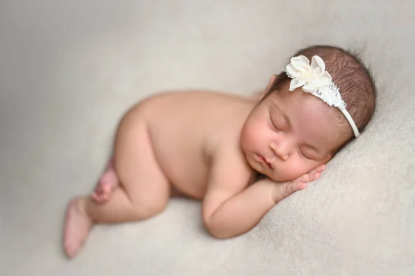 Cute Little Noworodka Dziewczynka Pięknym Wystroju Antourage — Zdjęcie stockowe