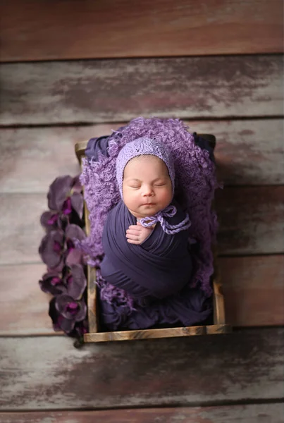 可愛いです小さな新生児女の子で美しい装飾の魅力 — ストック写真