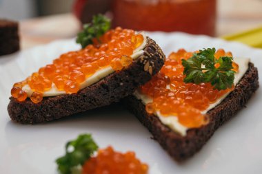 Somon yumurtaları - lezzetli ve sağlıklı kırmızı havyar