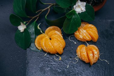 Kış tadıyla sulu, parlak turuncu mandalina.