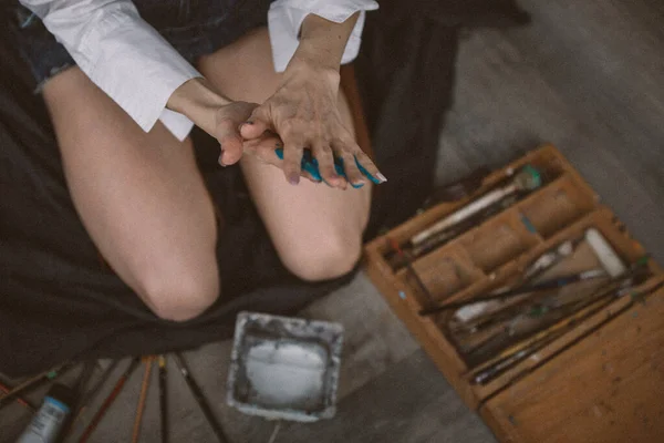 Artista Num Momento Inspiração Pinta Quadro Close Mãos Tinta — Fotografia de Stock