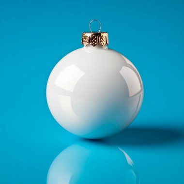 Minimalist beyaz Noel süsü, parlak mavi bir arka planda.