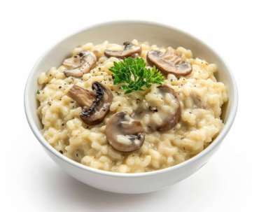 Beyaz kasede maydanozla süslenmiş lezzetli kremalı mantarlı risotto..