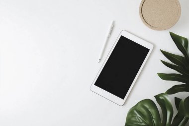 Minimalist Tablet ve Kalem Modeli Bitkili Temiz Beyaz Masa Üzerinde