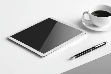 Minimalist Tablet ve Kalem Modeli Bitkili Temiz Beyaz Masa Üzerinde