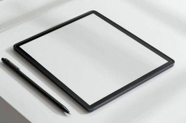 Minimalist Tablet ve Kalem Modeli Bitkili Temiz Beyaz Masa Üzerinde