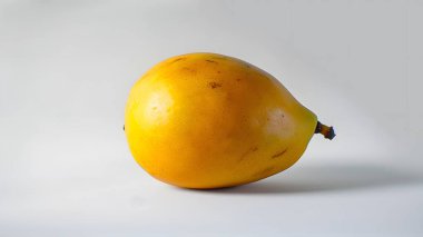 Beyaz arkaplanda mango