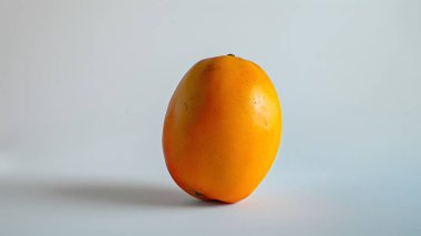 Mango beyaz arkaplanda izole edildi