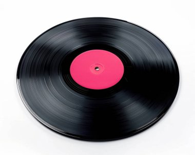 Eski müzik estetiği sergilenen canlı pembe etiketli klasik siyah vinil plağın yakın plan görüntüsü..