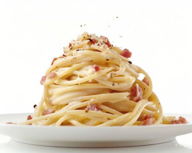 Ağız sulandırıcı spagetti carbonara, çıtır pancetta ve rendelenmiş peynir, beyaz bir tabakta servis edilir..