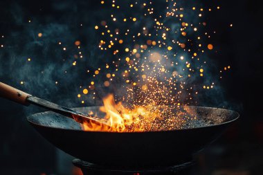 Barbekü ızgarasında kömür ve dişliler yanıyor. Izgaradaki yangın. Barbeküde barbekü.