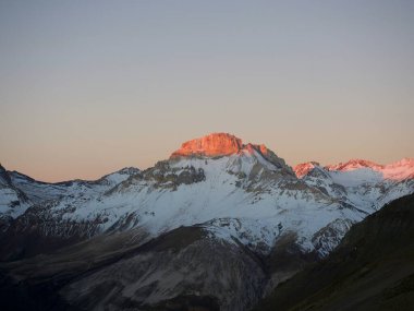 Karlı güzel dağ manzarası