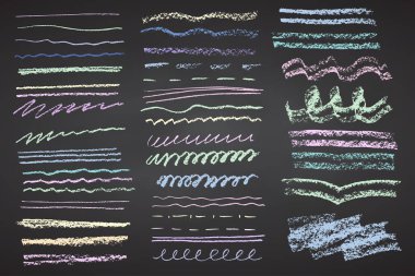 Kömür kalem el kıvrımlı çizgiler, sıçramalar, kıvrımlar ve şekiller çiziyor. Siyah karatahtanın üzerindeki renk elementleri. Grunge tebeşirle boyanmış boya desenleri karalıyor. Sert pastel fırça darbeleri. Vektör illüstrasyonu
