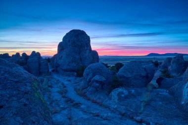 Kayalar Şehri Eyalet Parkı, New Mexico 'da alacakaranlık..