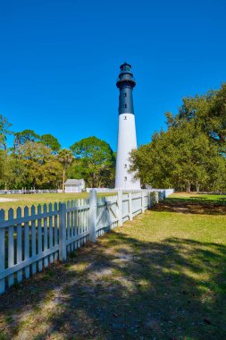 Hunting Island, Güney Carolina - 5 Mart 2023: Hunting Island Light, Güney Carolina, Beaufort yakınlarındaki Hunting Island 'da yer almaktadır. Deniz feneri şu anda halka kapalı..