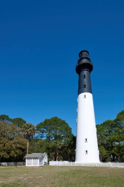 Hunting Island, Güney Carolina - 5 Mart 2023: Hunting Island Light, Güney Carolina, Beaufort yakınlarındaki Hunting Island 'da yer almaktadır. Deniz feneri şu anda halka kapalı..