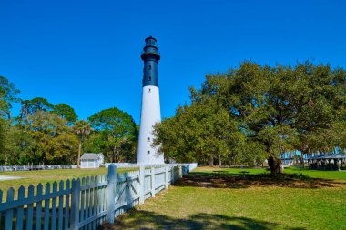 Hunting Island, Güney Carolina - 5 Mart 2023: Hunting Island Light, Güney Carolina, Beaufort yakınlarındaki Hunting Island 'da yer almaktadır. Deniz feneri şu anda halka kapalı..