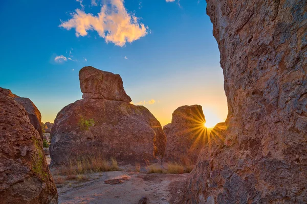 新墨西哥州岩石城国家公园的阳光穿过岩石 — 图库照片