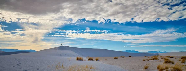 Kvinnlig Vandrare Utforskar White Sands National Park New Mexico — Stockfoto