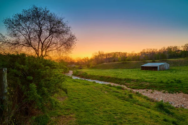 Západ Slunce Nad Farmou Starou Stodolou Poblíž Bentonville Arkansas — Stock fotografie
