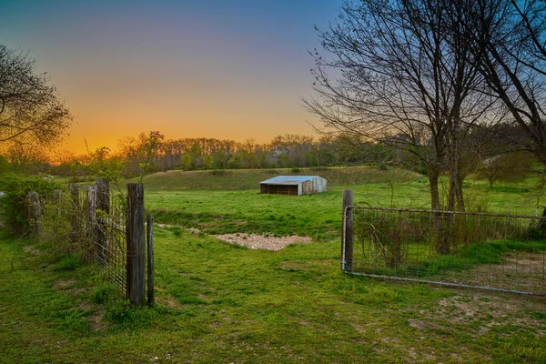 Ηλιοβασίλεμα Ένα Αγρόκτημα Παλιό Αχυρώνα Και Πύλη Κοντά Στο Bentonville — Φωτογραφία Αρχείου