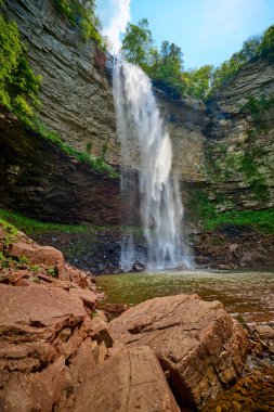 Falls Creek Şelalesi ve Tennessee 'deki Falls Creek Eyalet Parkı' nda büyük kayalar..