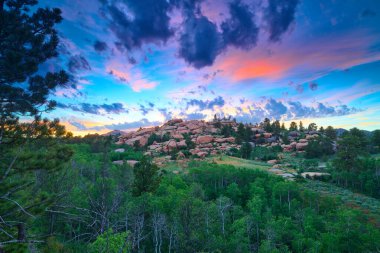 Medicine Bow Ulusal Ormanı, Wyoming Vedauwoo Eğlence Bölgesi 'nde gün batımı.