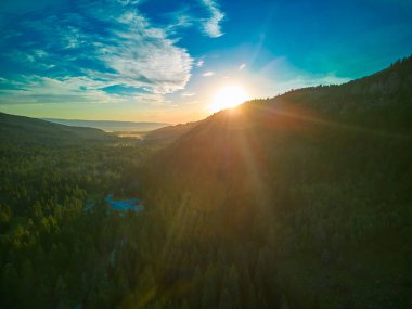Wyoming 'deki Ren geyiği-Targhee Ulusal Ormanı üzerinde gün batımı.