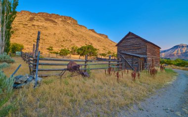 Birch Creek Çiftliği, Oregon 'daki Old Barn and Corral..