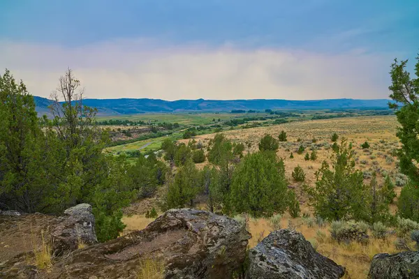 Page Creek Kampı, Oregon 'daki kayalıklardan görüntü.