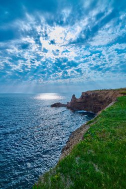 St. Lawrence Körfezi üzerindeki güneş ışınları Cape St. George Newfoundland 'da.