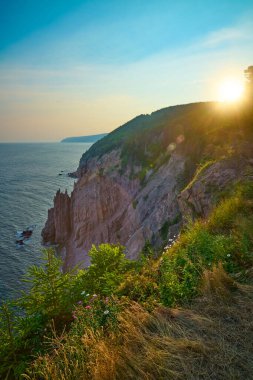 Mabou Limanı boyunca kayalıkların üzerinde gün doğumu, Nova Scotia Canada.