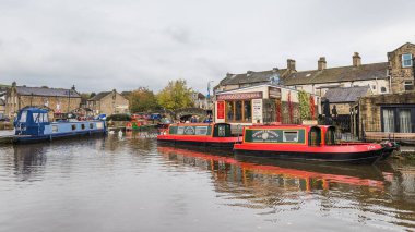 Ekim 2022 'de Yorkshire' daki Skipton kanal havzasında çekilen renkli dar botlar.