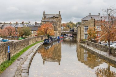 Skipton, Yorkshire 'daki Leeds Liverpool kanalında çekilmiş yapraklar Ekim 2022' de görüldü..