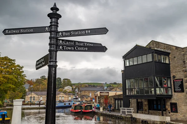 Ekim 2022 'de Yorkshire' da Skipton Kanal Havzası 'nın önünde bir turist tabelası var..