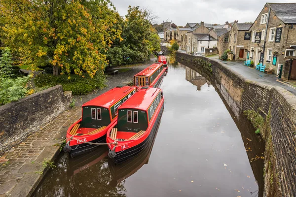 stock image Pretty coloured narrow boats moored in the Springs Branch of the Leeds Liverpool canal in Skipton, seen in October 2022.