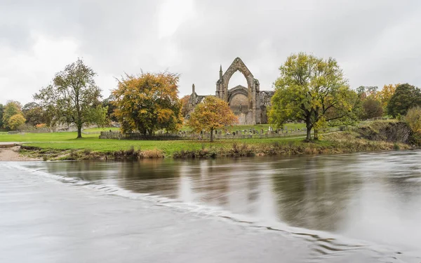 俯瞰快速移动的沃夫河朝向约克郡的博尔顿修道院 照片摄于2022年10月 这些著名的垫脚石被淹没在深秋的水里 — 图库照片