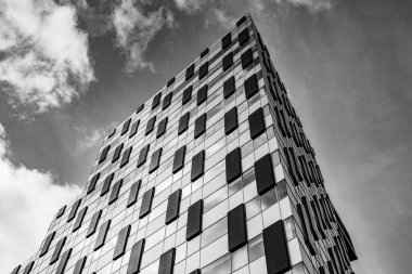 Liverpool 'da Ekim 2022' de görülen Birlik Ticaret Binası 'na benzeyen siyah beyaz bir görüntü..