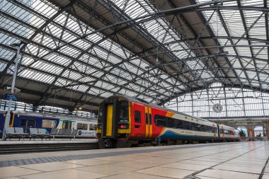 Aralık 2022 'de Liverpool Lime Caddesi' ndeki tren istasyonunda bir EMR Bölgesel treni görüldü..