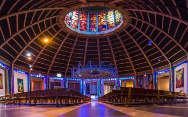 2022 Noel 'inden önce Liverpool' daki Metropolitan Katedrali 'nin üzerinde ve çevresinde renkli ışıklar ve çarpıcı mimari unsurlar resmedildi..