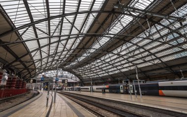 Yolcular, Aralık 2022 'de Londra' ya gitmek üzere yola çıkacak olan Liverpool Lime Caddesi tren istasyonundaki platformda vedalaşıyorlar..