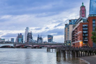 Londra 'da Thames Nehri kıyılarına bakan dalgalar OXO Kulesi' nin yer aldığı Güney Kıyısı 'na vururken Blackfriars Köprüsü Mayıs 2022' de Square Mile tarafından desteklenmektedir..