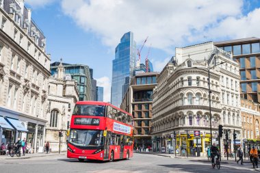 Mayıs 2022 'de Londra' da Kraliçe Victoria Caddesi boyunca giden kırmızı çift katlı bir otobüs Cannon Caddesi üzerinden geçer..