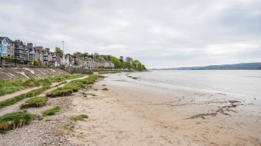 Mayıs 2023 'te Arnside' ın Cumbria kıyı şeridindeki sahil ve kıyı şeridinin çoklu görüntü panoraması.