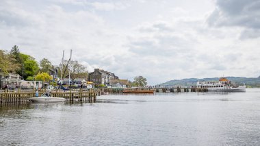 MS Teal buharlı gemisi Mayıs 2023 'te Waterhead' e yanaşıyor. Windermere Gölü 'nün sonundaki Ambleside' a yolcu bırakıyoruz..