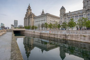 Liverpool 'da Royal Liver Binası, Cunard Binası ve Liverpool Limanı' ndan oluşan Üç Zarafet 'in HDR görüntüsü.
