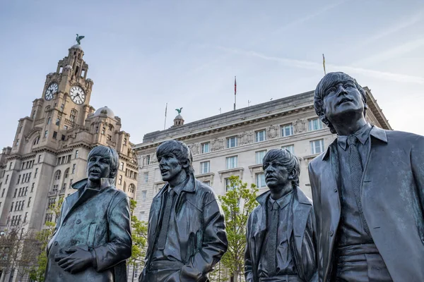 Het Fab Four Standbeeld Gezien Aan Liverpool Waterkant Mei 2023 Rechtenvrije Stockafbeeldingen