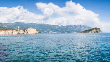 Mayıs 2023 'te Karadağ kıyısında Budva Eski Kenti ve Sveti Nikola adasının çok görüntülü bir manzarası görülüyor.