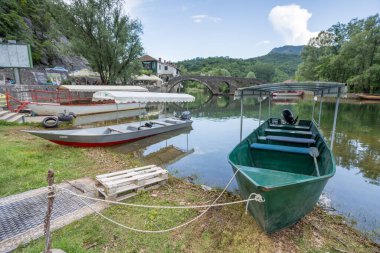 Mayıs 2023 'te Karadağ' daki Skadar Gölü 'ne turist götürmek üzere Rijeka Crnojevica sahiline demirlemiş yolcu gemisi görülüyor..