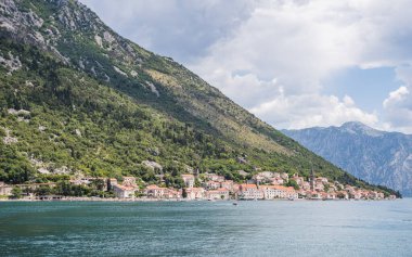 Perast 'ın güzel köyü, Karadağ' daki Kotor Körfezi ile buluştuğu engebeli bir dağın eteklerine kurulmuştu..